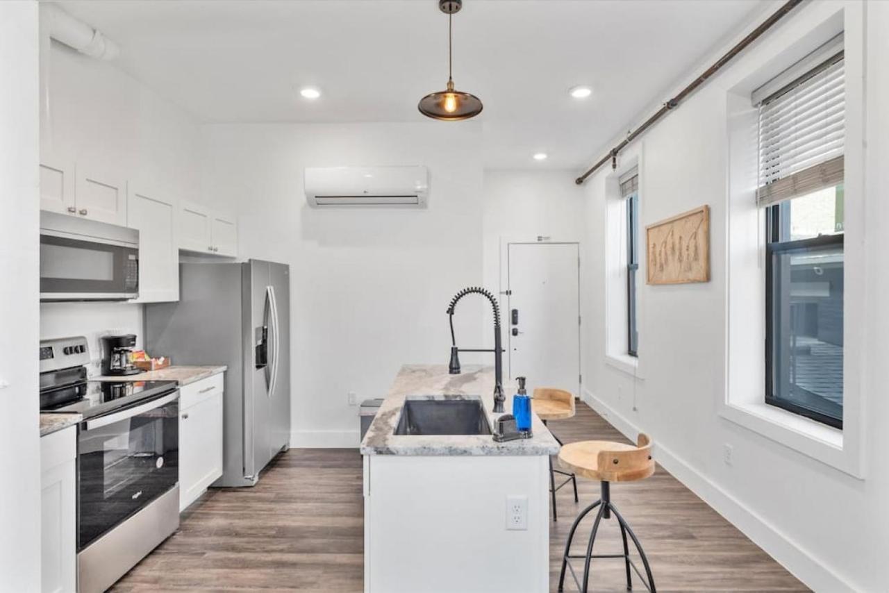 Brand New On The Streetcar Line Apartment *