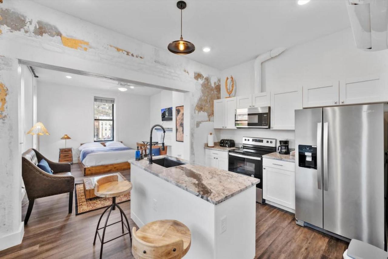 Brand New On The Streetcar Line Apartment
